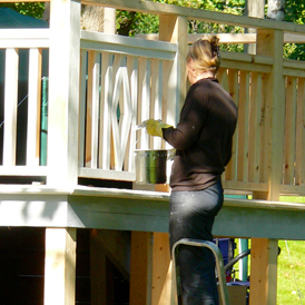 Une femme peinturant une terrasse