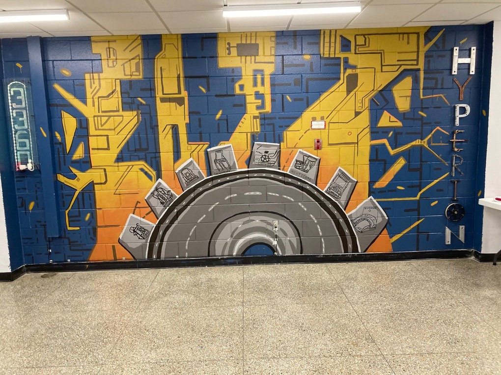 Murale bleue et jaune du projet Hyperion 3360 au pavillon Le Ber