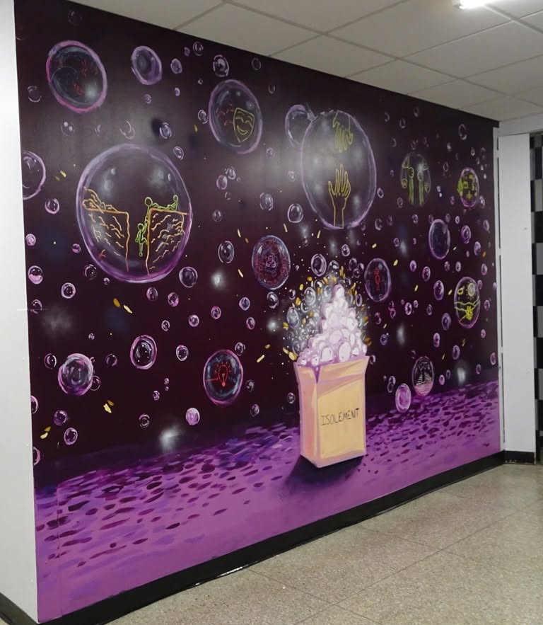 Murale mauve sur le th&egrave;me de la sant&eacute; mentale au pavillon Le Ber